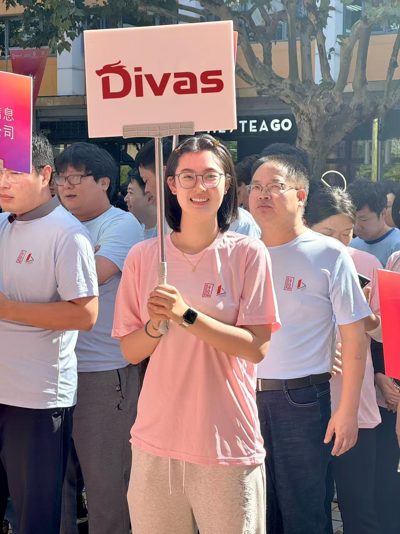 Team Building at DivasBath Bathroom Mirror Factory: Tug-of-War Event Unites Employees